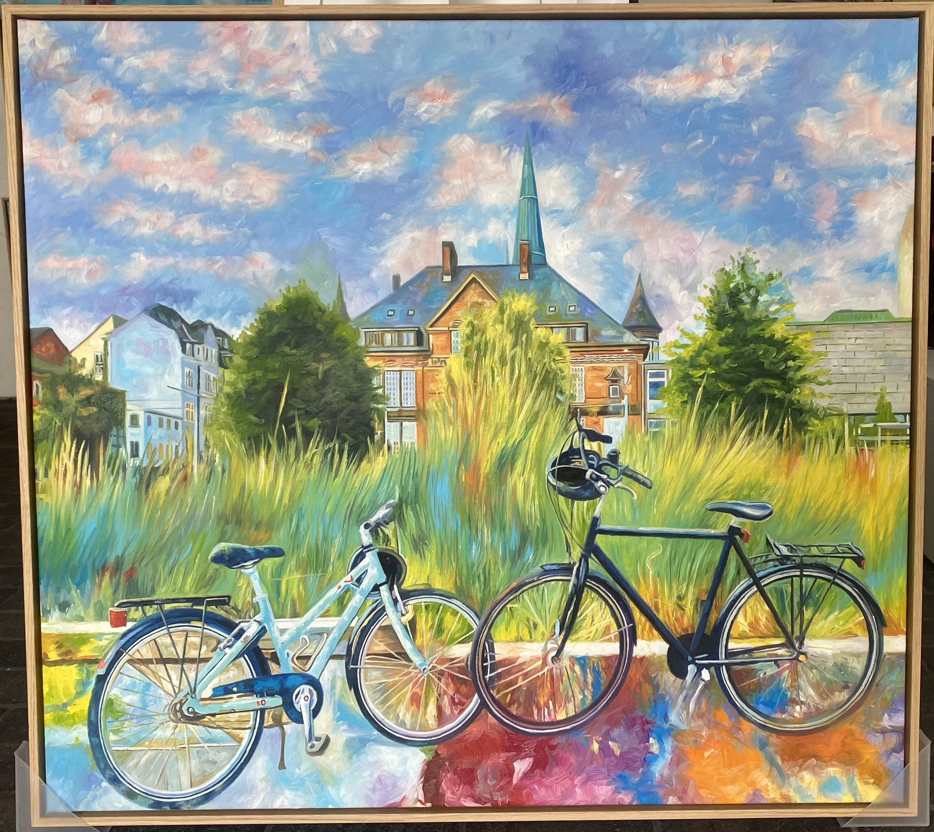 Aarhus maleri, cykler foran Katedralskolen Aarhus 90x100cm af Sarah Hi