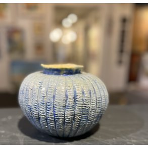 Bl stentjsvase af Trine Vind