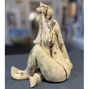 Kvindefigurer i stentjaf Trine Vind