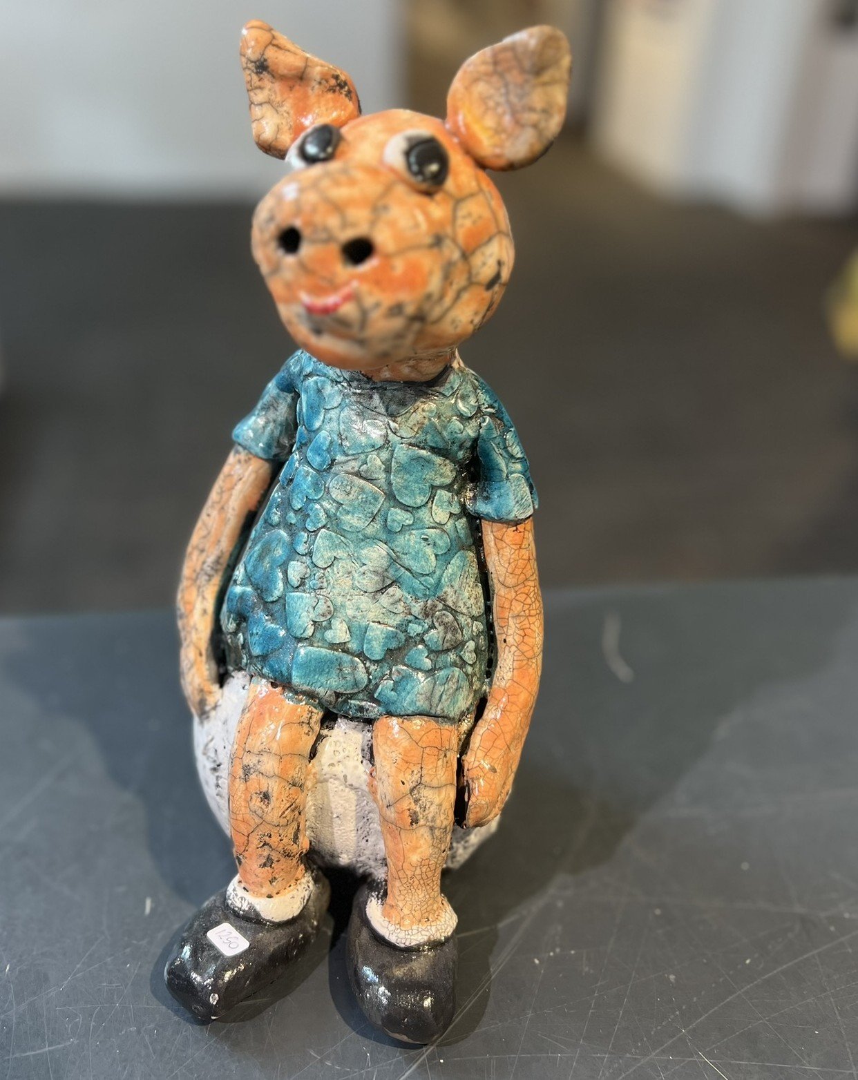 Dorit Knudsen Gris i rakubrndt keramik