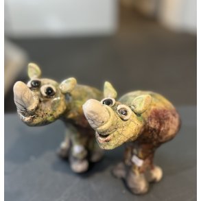 Dorit Knudsen nsehorn i rakubrndt keramik