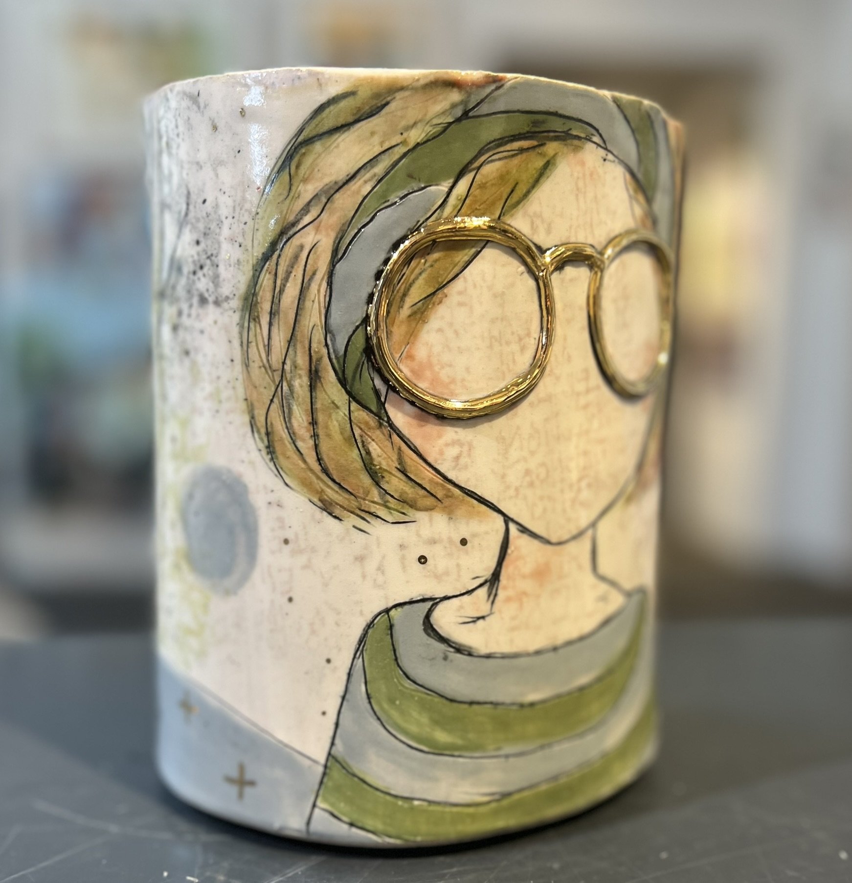 damevase med guldbriller af Tina Ferch