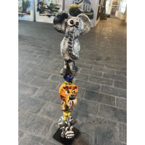 Sjle med dyr fra savannen af Dorit Knudsen i rakubrndt keramik