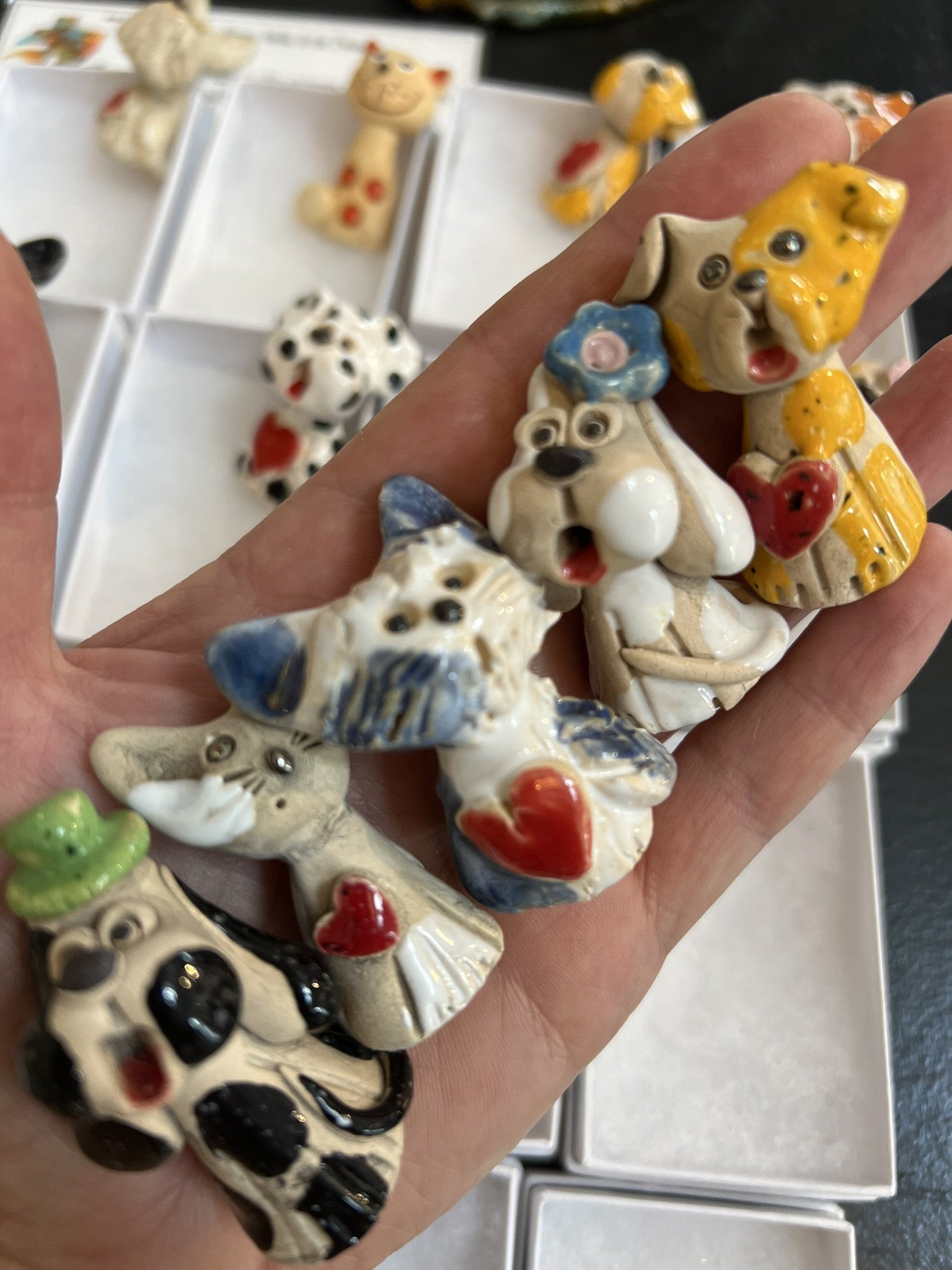 Hunde og katte i hndlavet i keramik af Anka Christip, prisen er pr. stk.