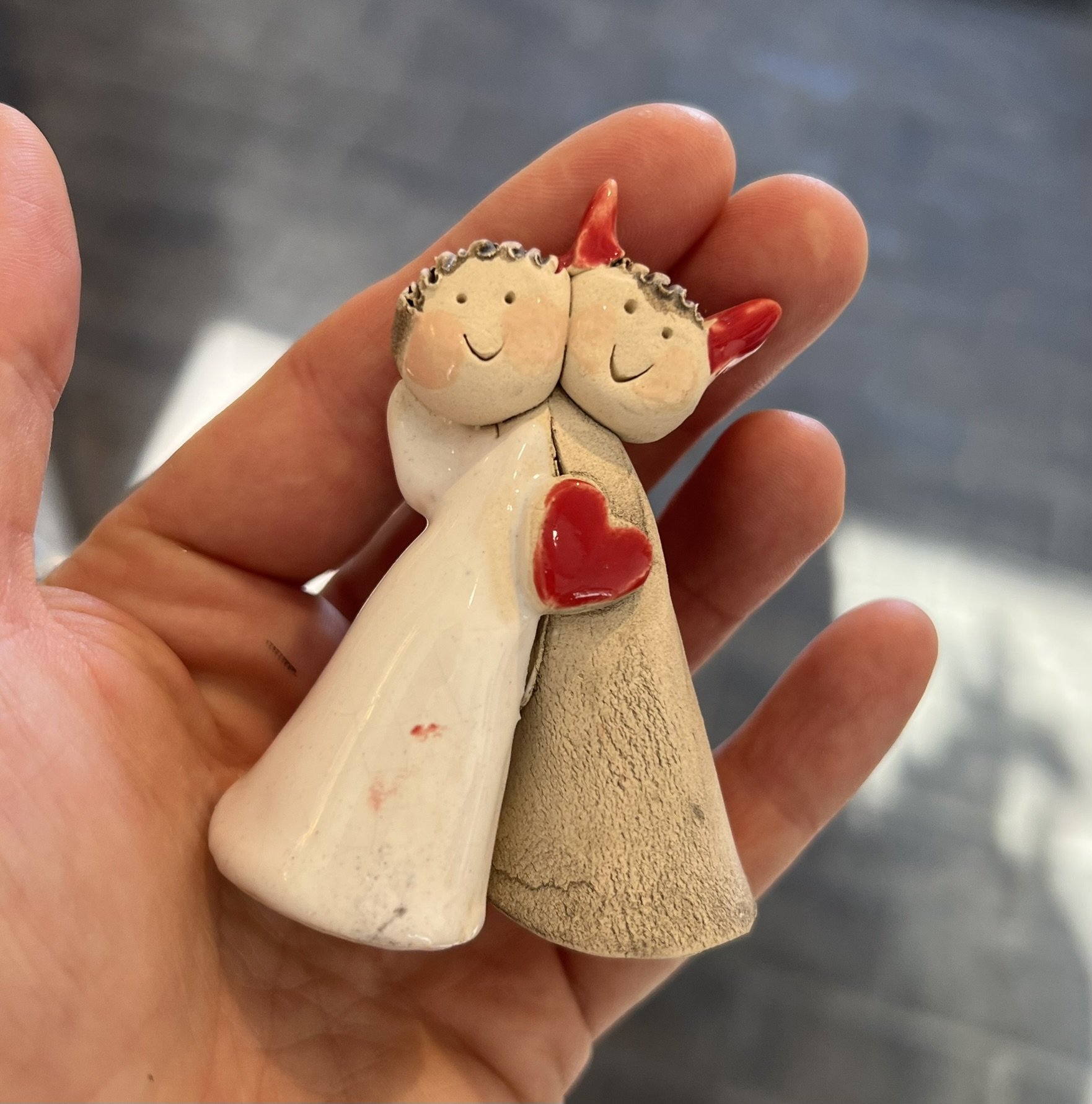Engel og Djvel i hndlavet i keramik
