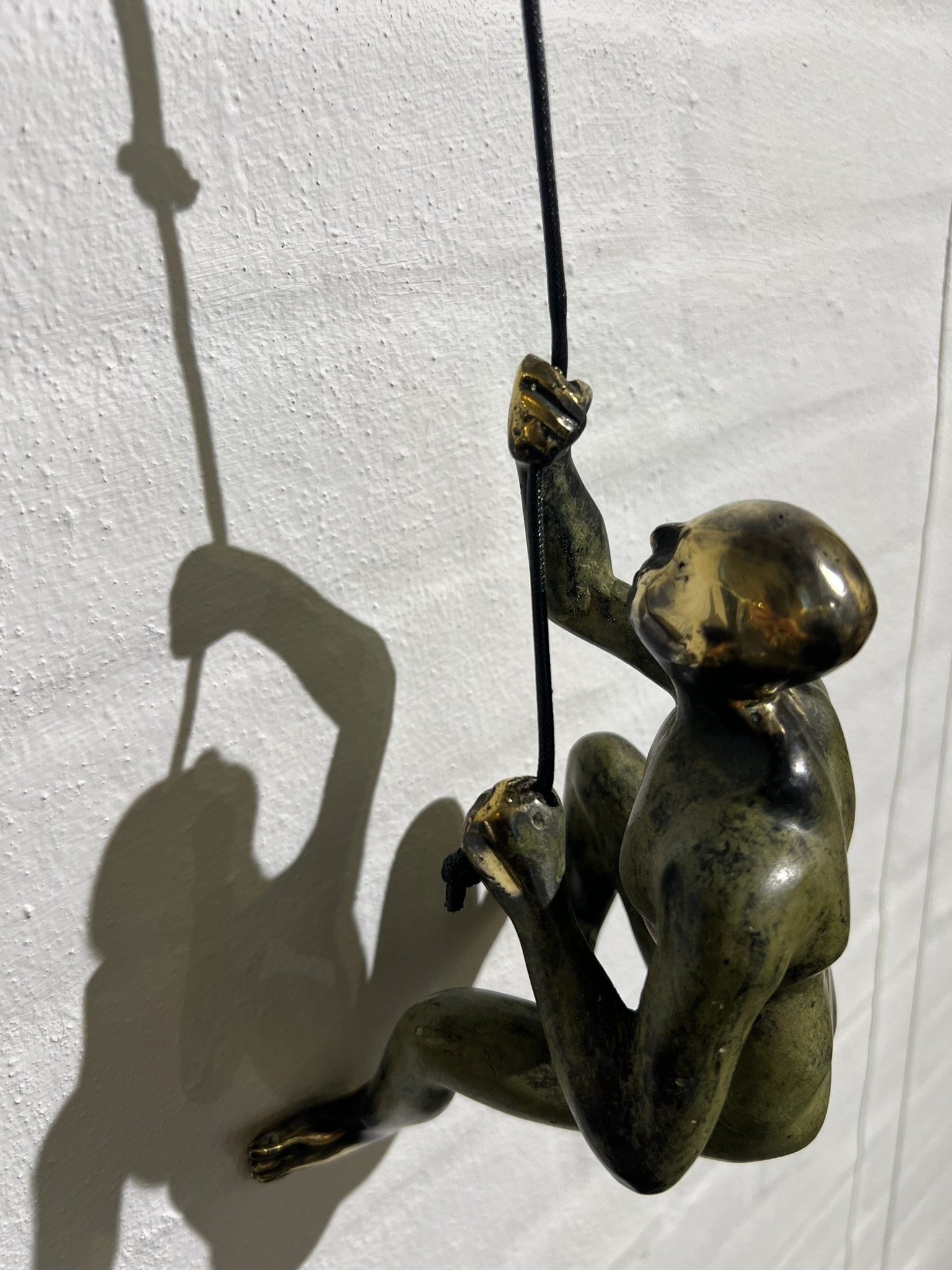 mrkegrn patineret Bronze skulptur der kravler p vg,  hjde 30cm af Timor Antik