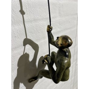 mrkegrn patineret Bronze skulptur der kravler p vg,  hjde 30cm af Timor Antik