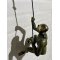 mrkegrn patineret Bronze skulptur der kravler p vg,  hjde 30cm af Timor Antik