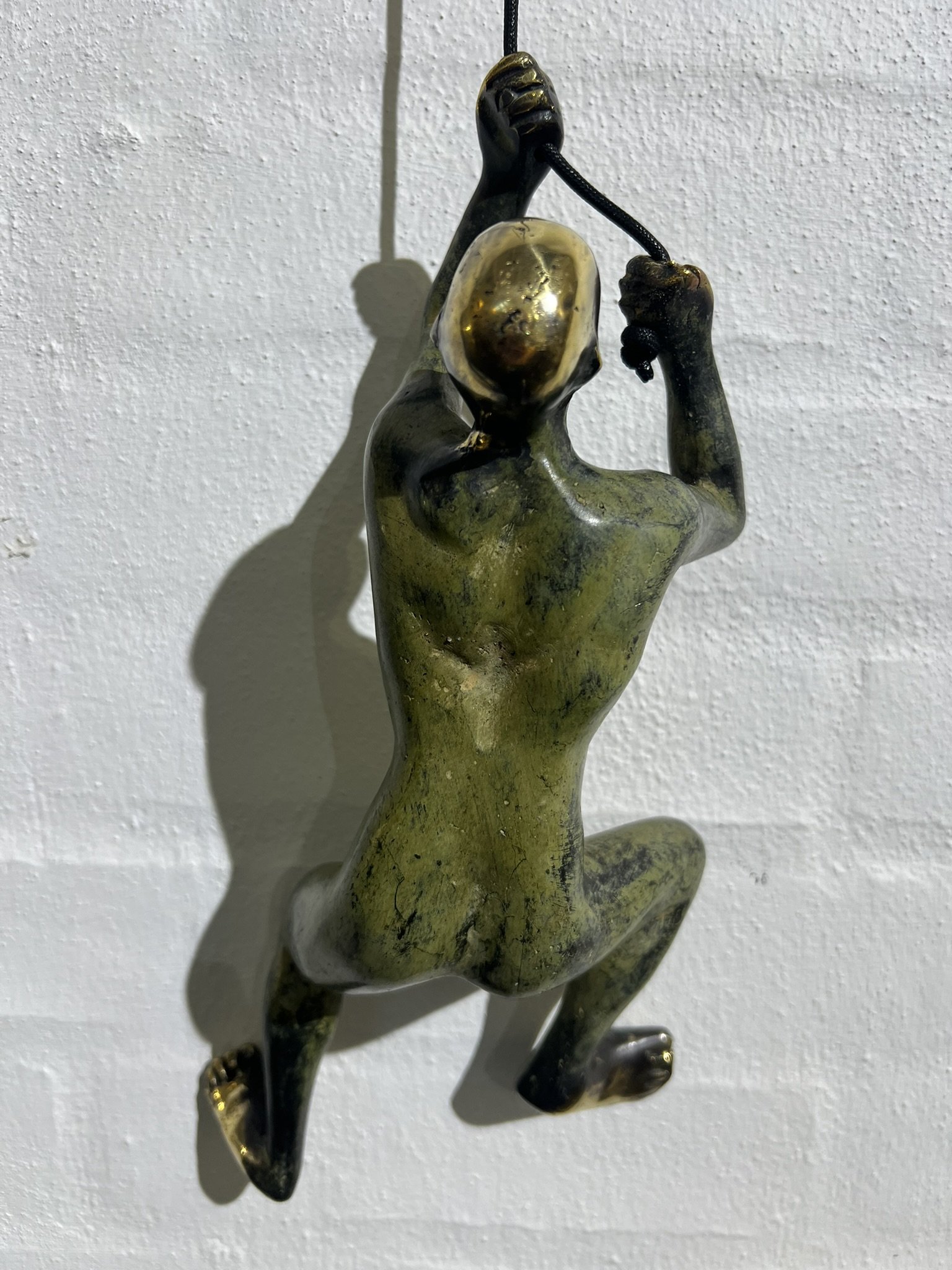 mrkegrn patineret Bronze skulptur der kravler p vg,  hjde 30cm af Timor Antik