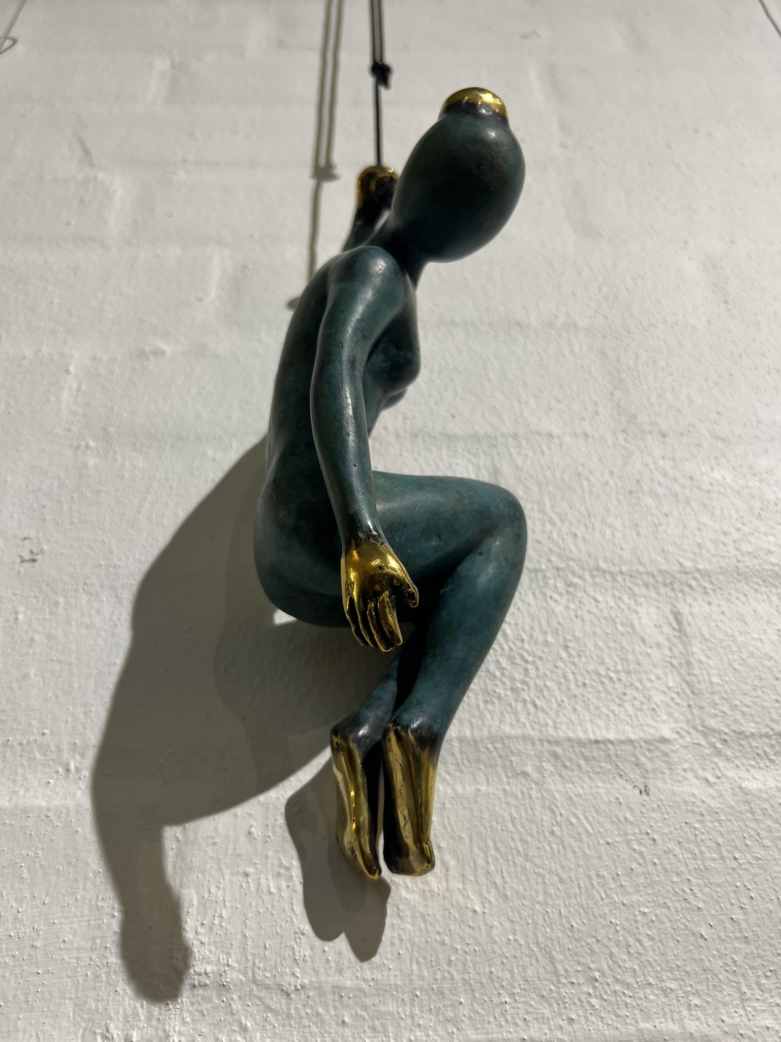 Mrkebl kvinde Bronze skulptur der kravler p vg,  hjde 30cm af Timor Antik