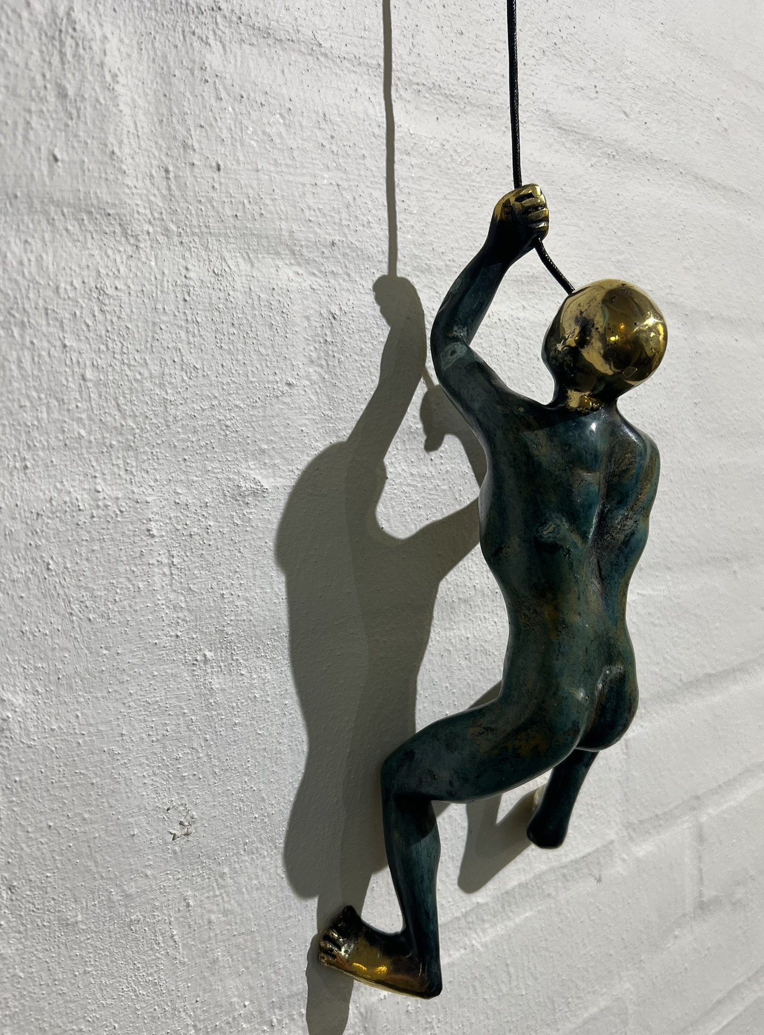 Mrkebl Bronze skulptur der kravler p vg,  hjde 30cm af Timor Antik