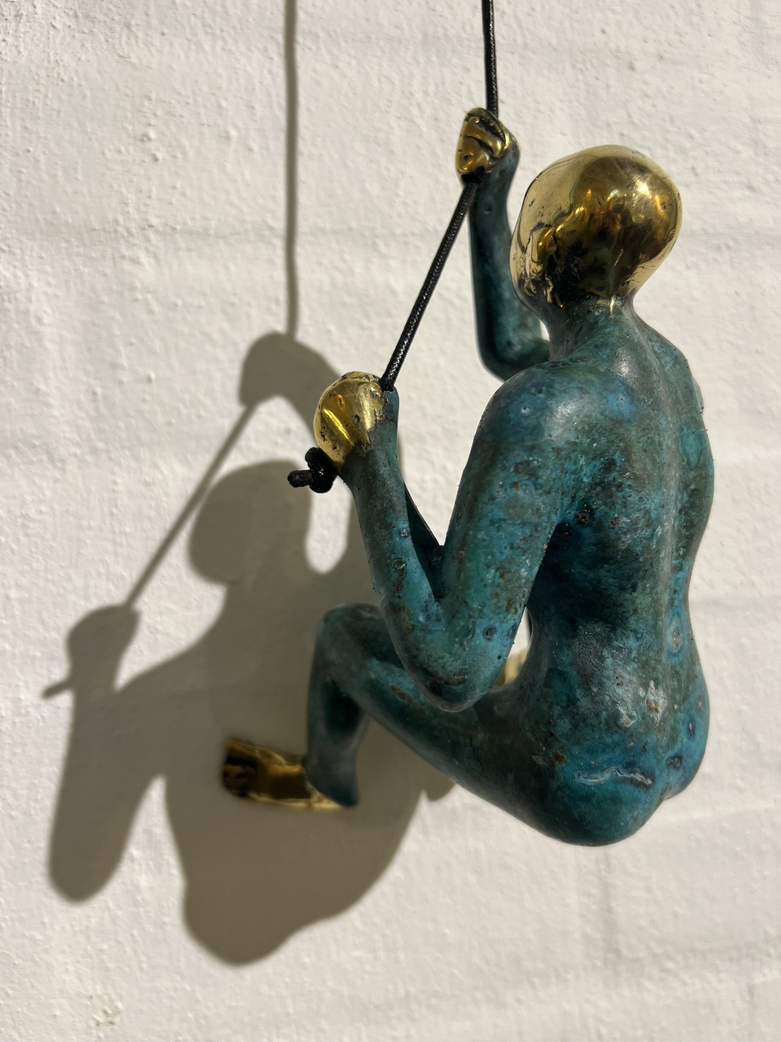 Mrkebl Bronze skulptur der kravler p vg,  hjde 30cm af Timor Antik