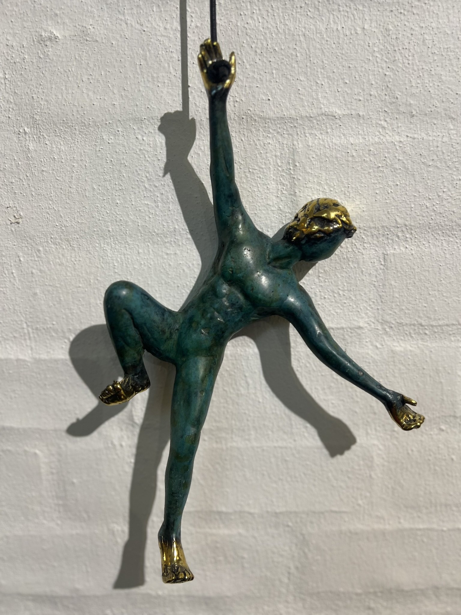 Mrkirret Bronzeskulptur der kravler p vg,  hjde 25cm af Timor Antik