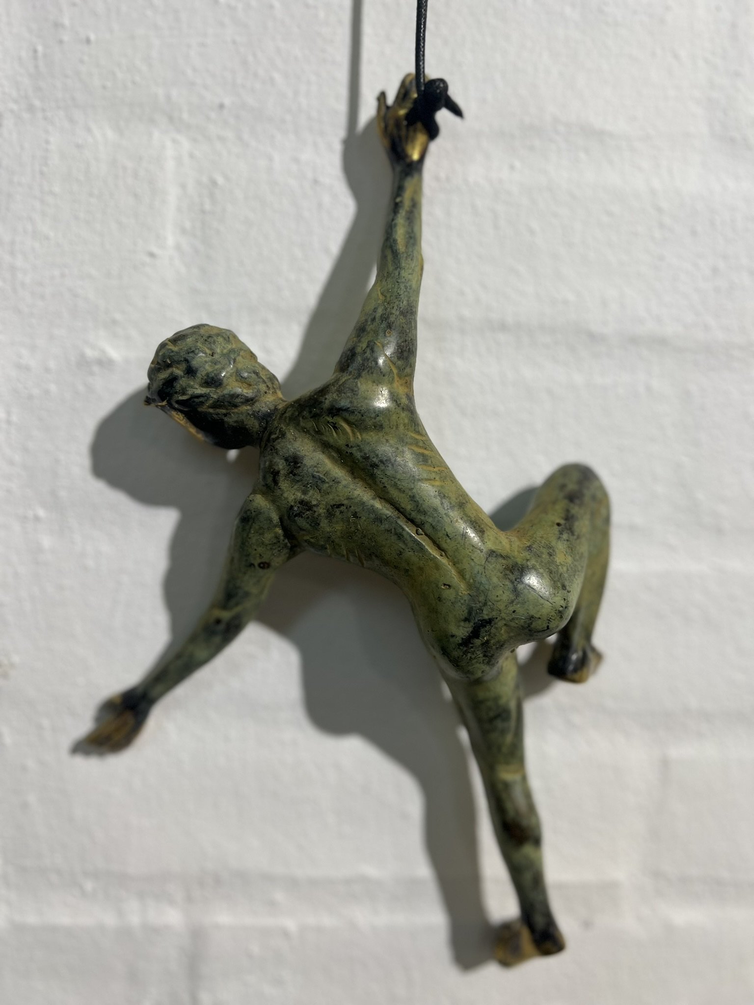 Grn irret Bronzeskulptur der kravler p vg,  hjde 25cm af Timor Antik