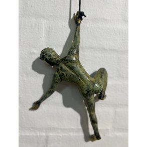 Grn irret Bronzeskulptur der kravler p vg,  hjde 25cm af Timor Antik