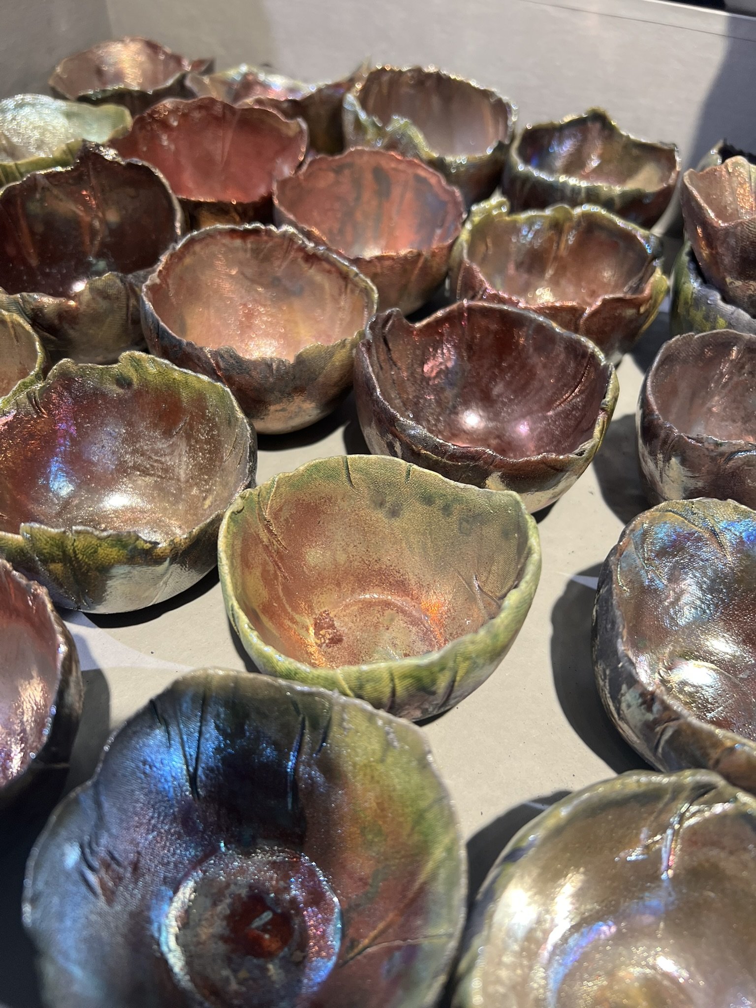 fyrfadsstage i sat af Tage Strup, rakukeramik