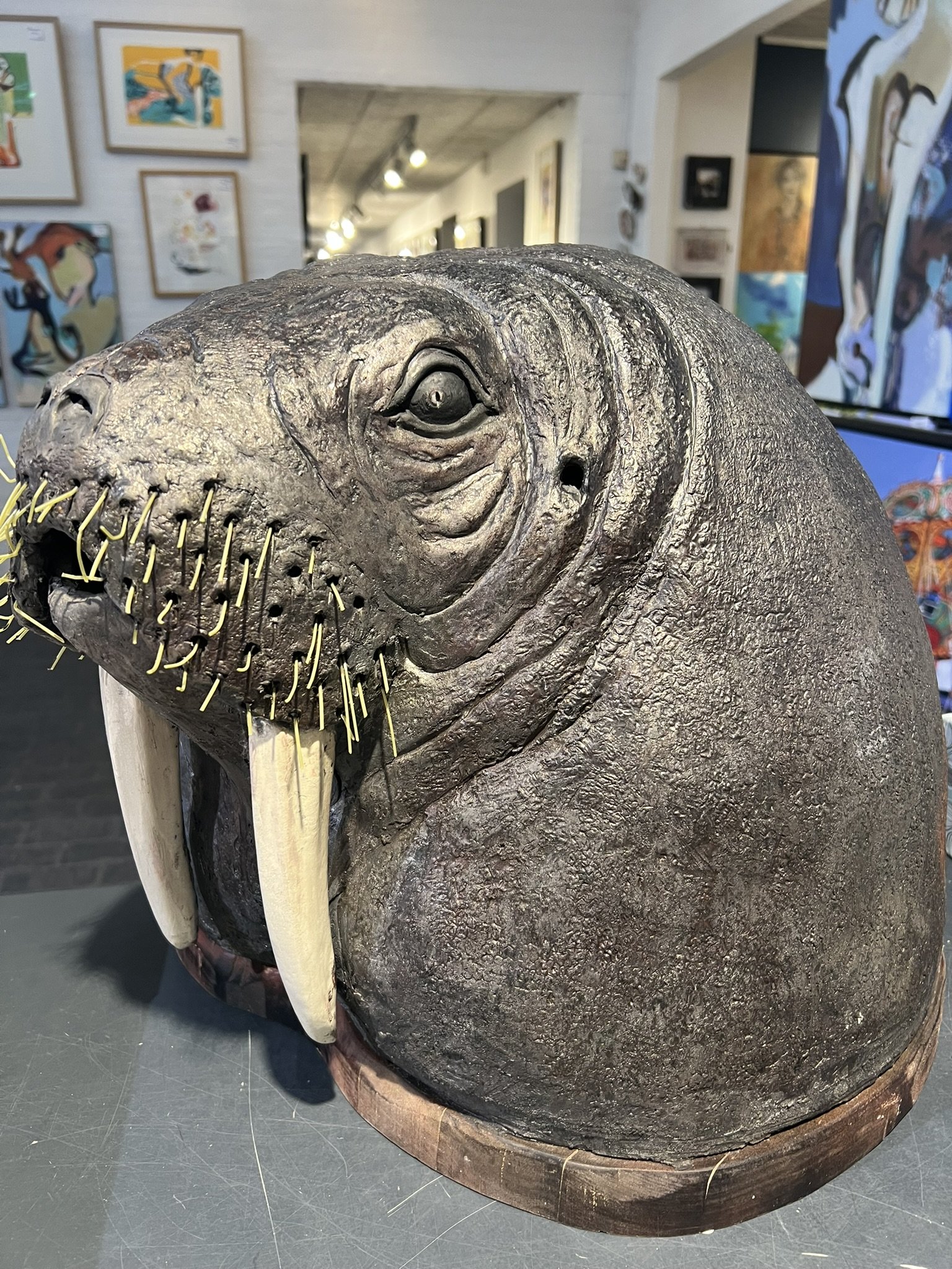 Rakubrndt hvalros  af Tage Strup