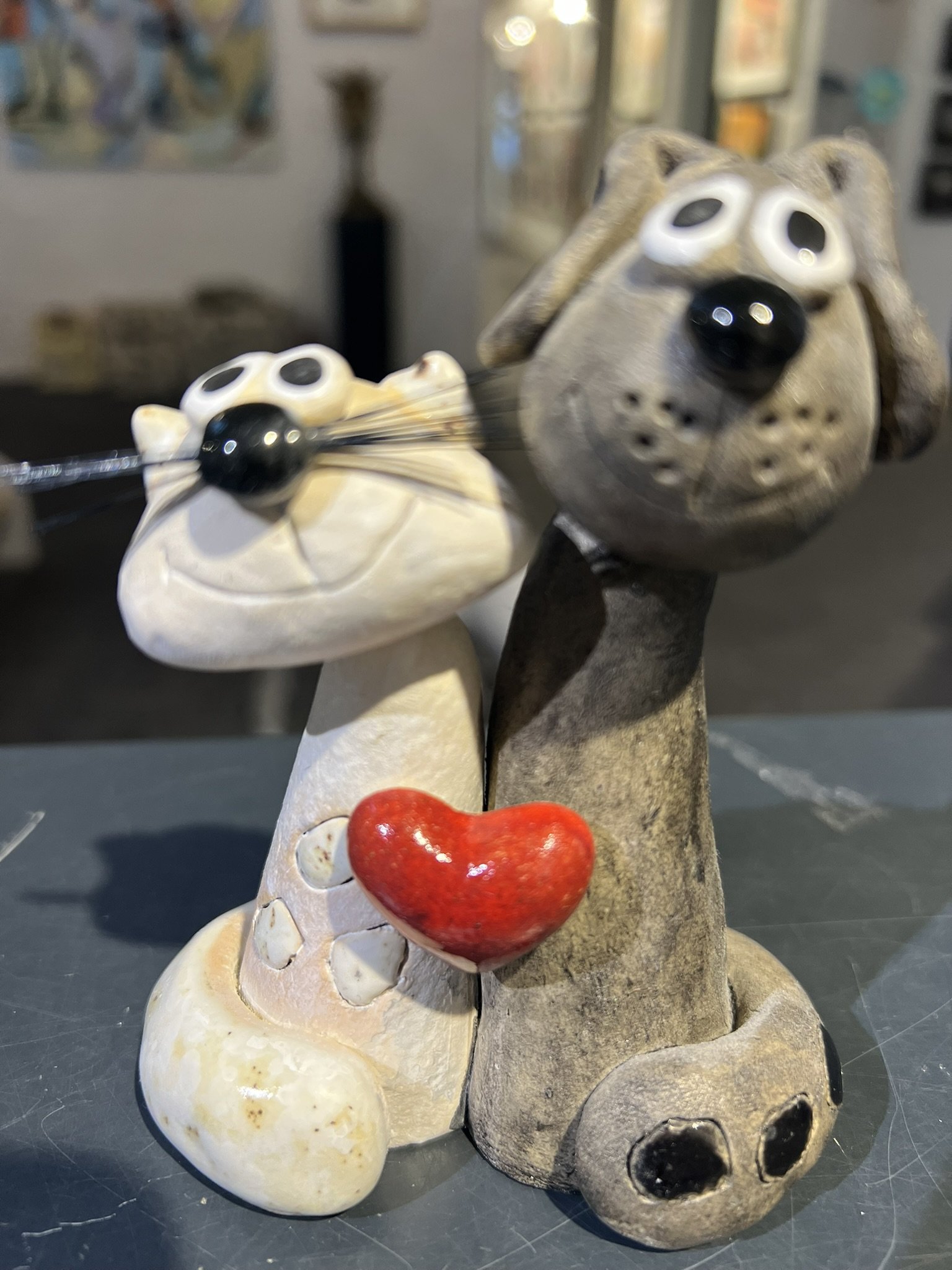 To, Der Minder Os Om Fred, keramikskulptur af Anka Christob