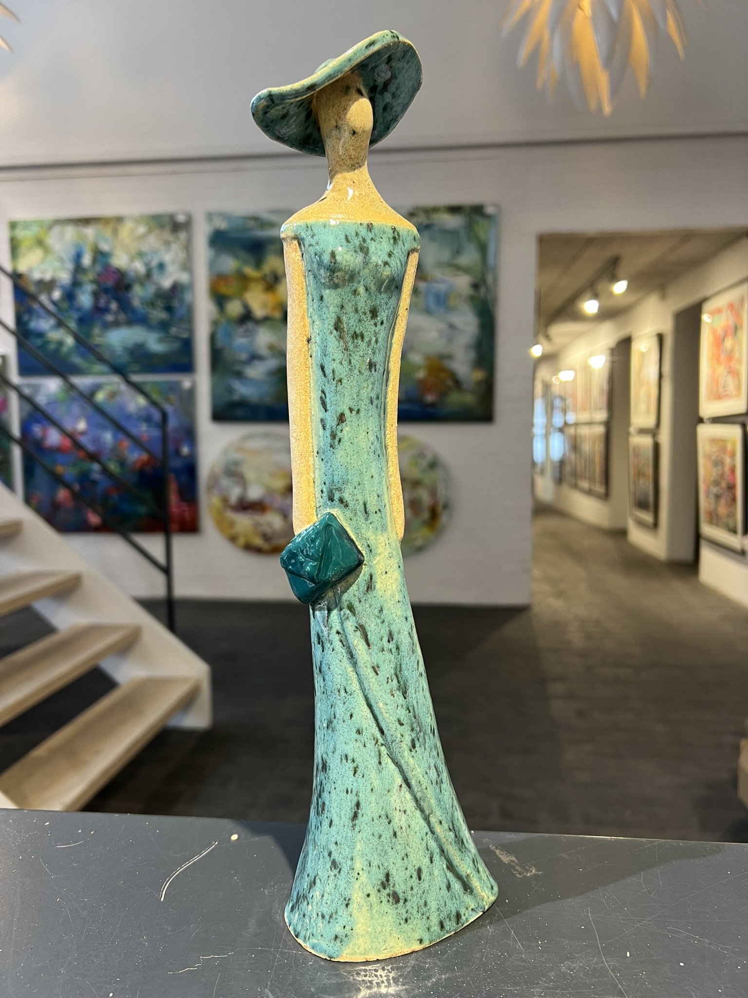 Moderigtig Dame med hat, i keramik af Anka Christip