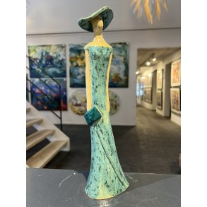 Moderigtig Dame med hat, i keramik af Anka Christip