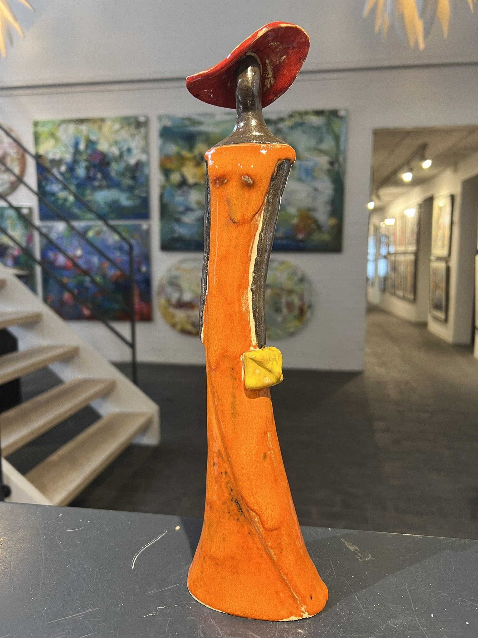 Moderigtig Dame med hat, i keramik af Anka Christip