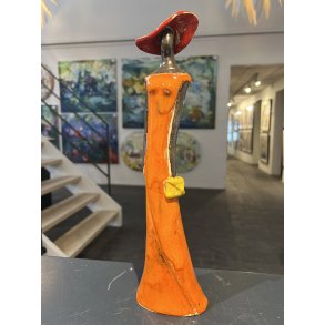 Moderigtig Dame med hat, i keramik af Anka Christip