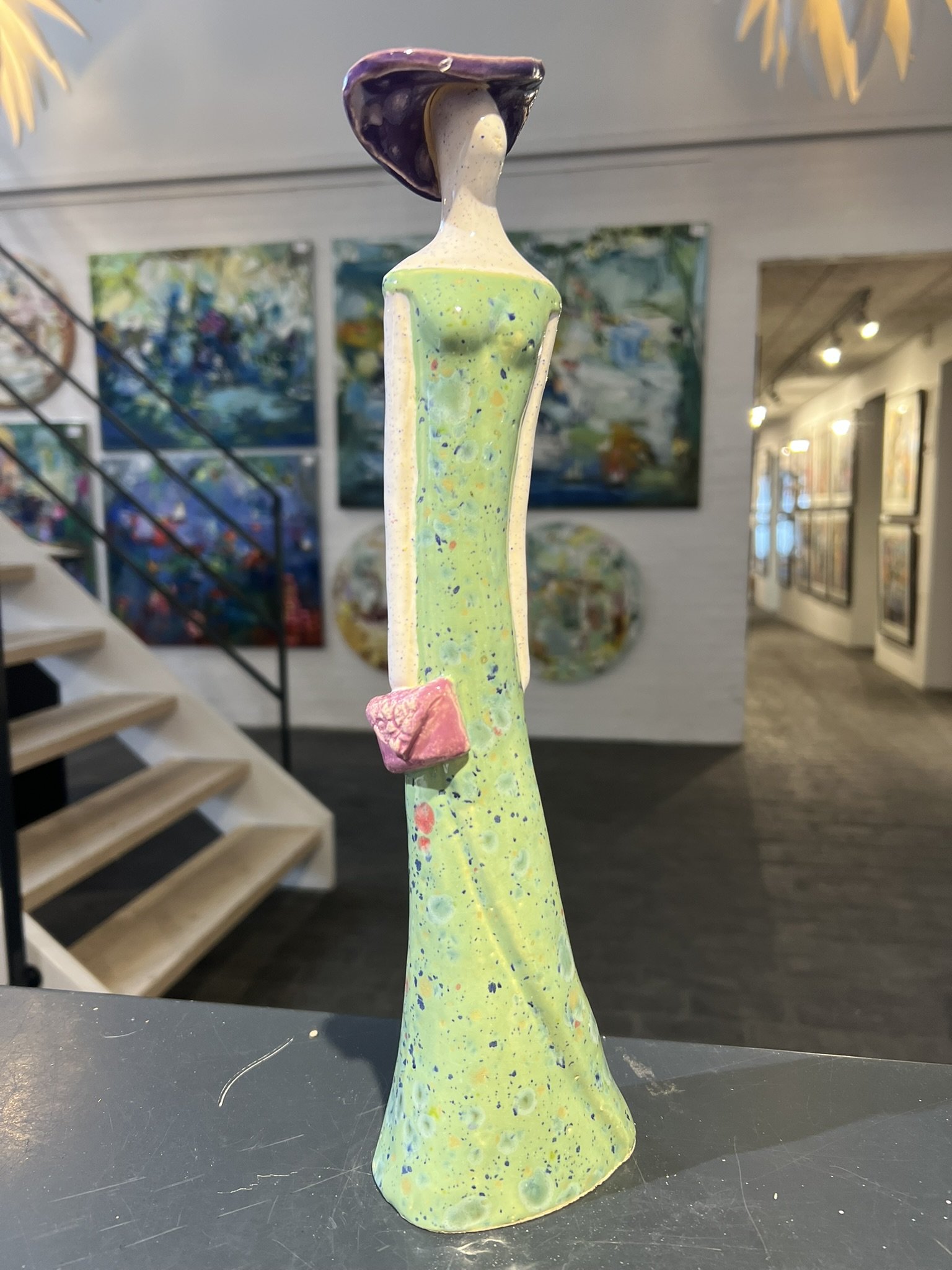 Moderigtig Dame med hat, i keramik af Anka Christip