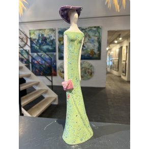 Moderigtig Dame med hat, i keramik af Anka Christip