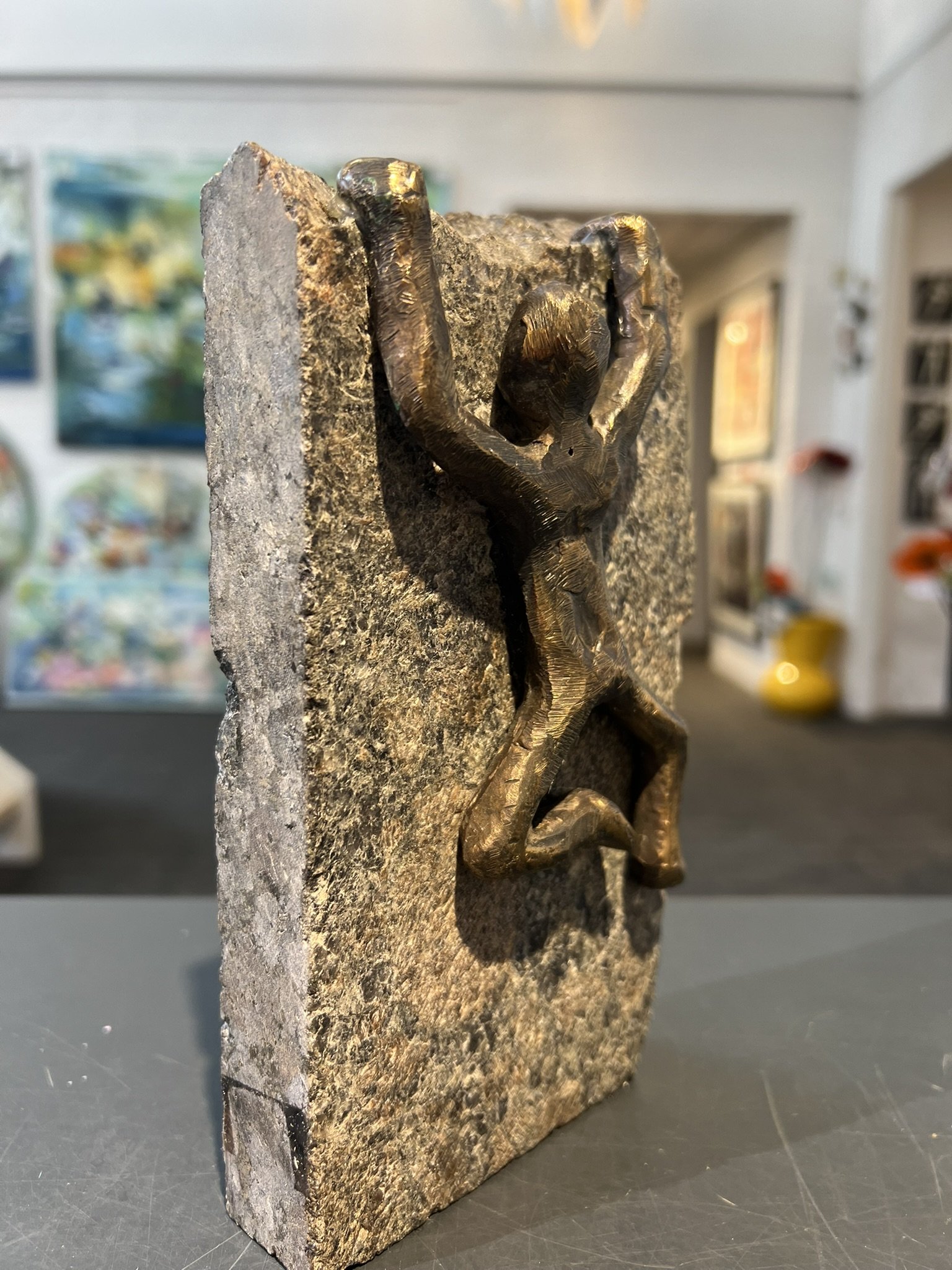 m�let er n�et, Bronceskulptur af Lisbeth Gundersen