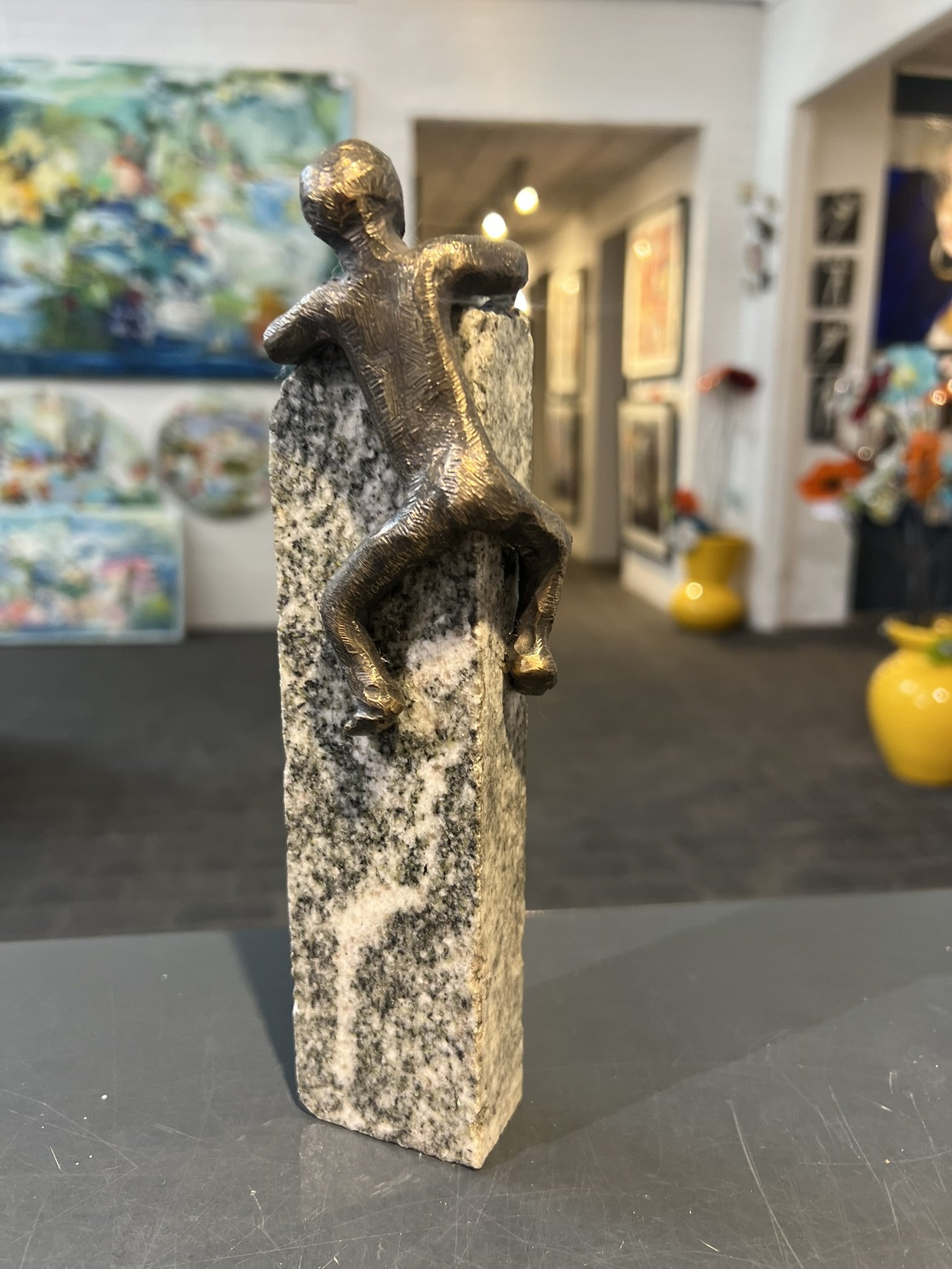 m�let er n�et, Bronceskulptur af Lisbeth Gundersen