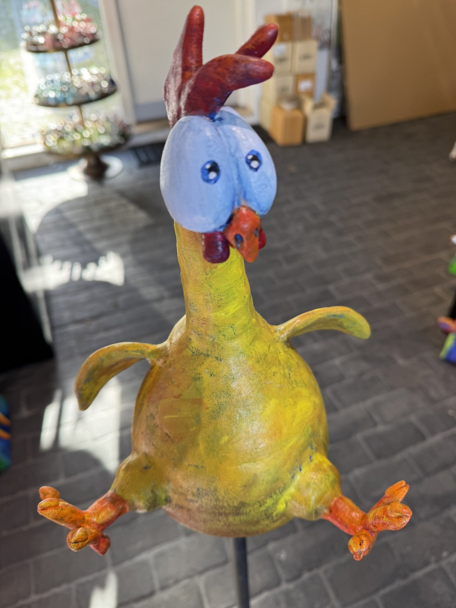 Skulptur p� stang af Jette Ladefoged, h�jde 150cm